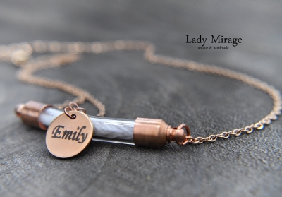 Preview: Personalisierte Feder Kette mit Glasanhänger und Gravur